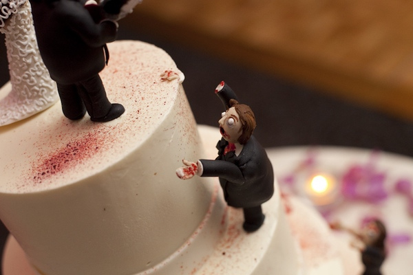 2011-10-28-ZombieWeddingCake-03