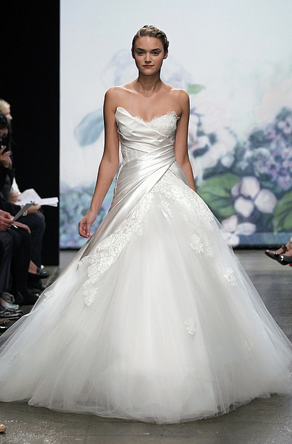 MONIQUE LHUILLIER FW12 BRIDAL NEW YORK 10/15/2011