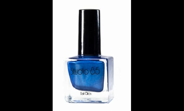 “This is a political town,” says Burriss, “and everyone knows where the president lives.” This polish pays homage to the famous address with an executive-appropriate blue.