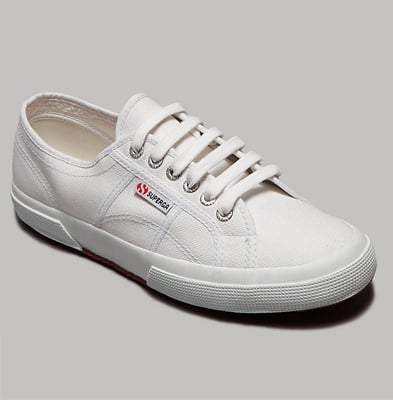 “Because Mrs. O. is nothing if not practical in her style, she should wear a pair of classic white tennis shoes.”