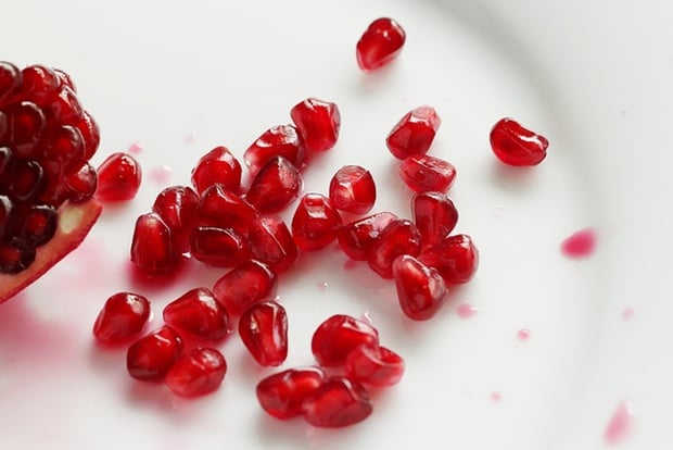 can pomegranate seeds hurt dogs