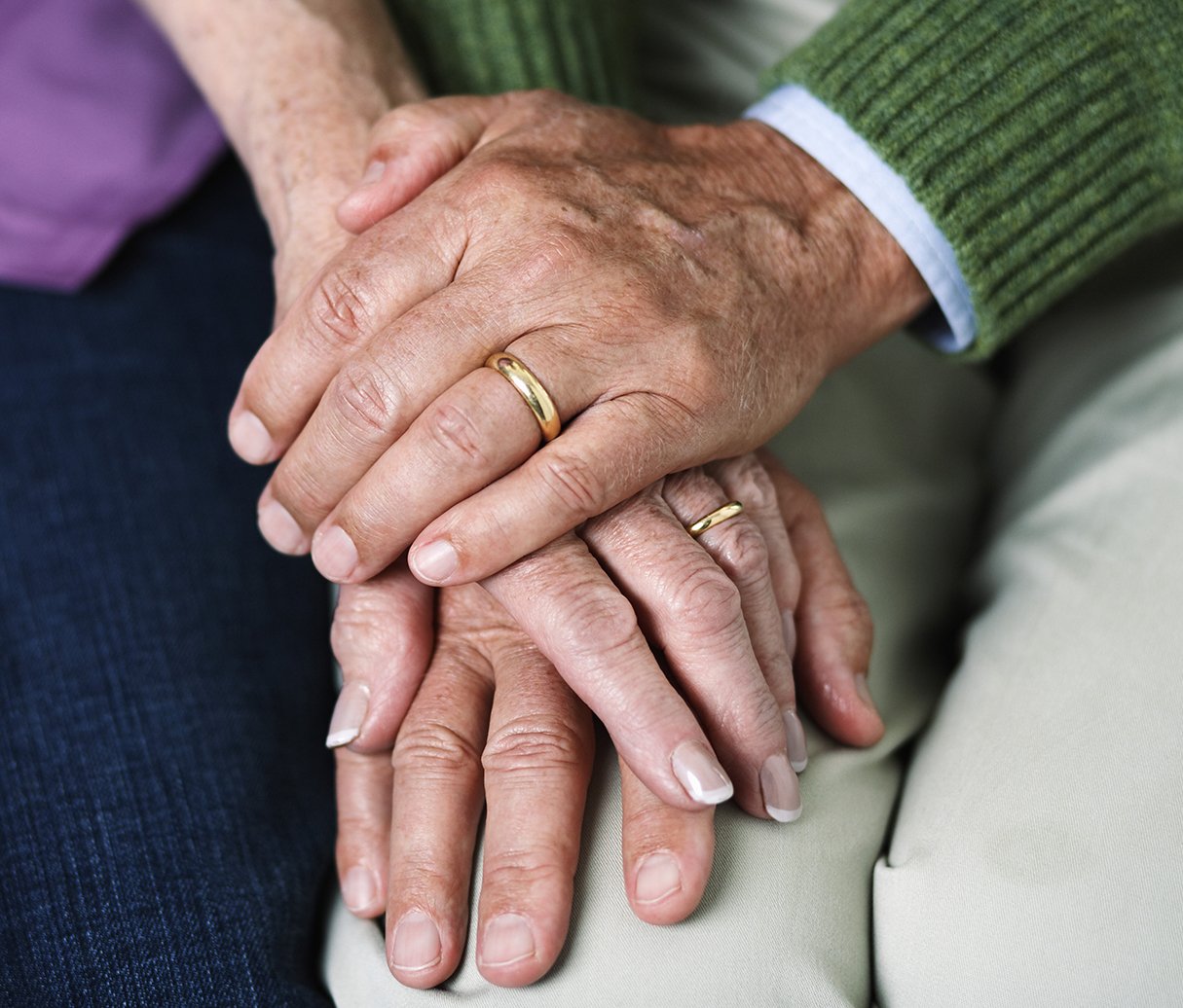 Выплаты за годы супружеской жизни. Пожилые супруги. Руки пожилых супругов. Пожилые люди.