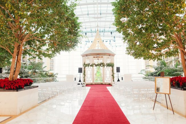 A Very Festive Red and Gold Christmas Wedding at Gaylord National ...