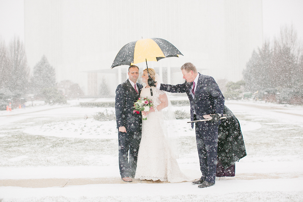 blizzard-wedding-with-umbrella