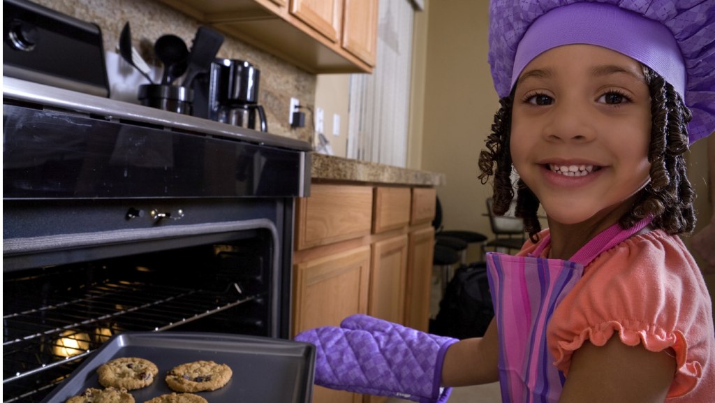 kid-baking-snow-day