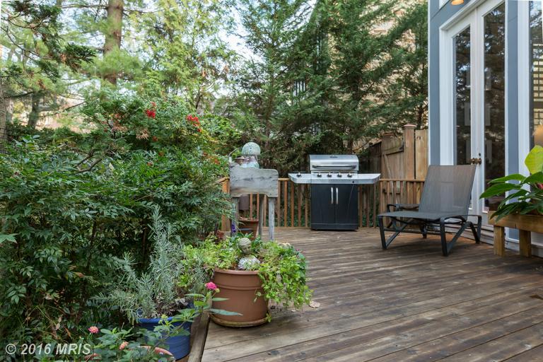 Large private deck off kitchen and fam room -