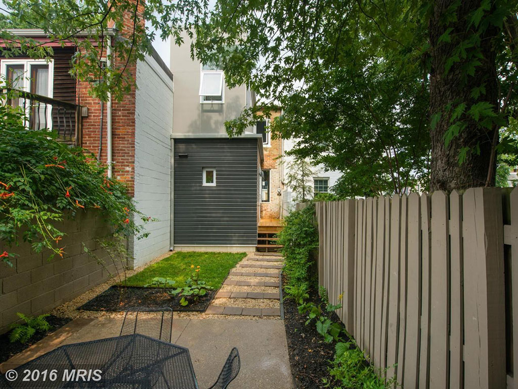 backyard alexandria rowhouse