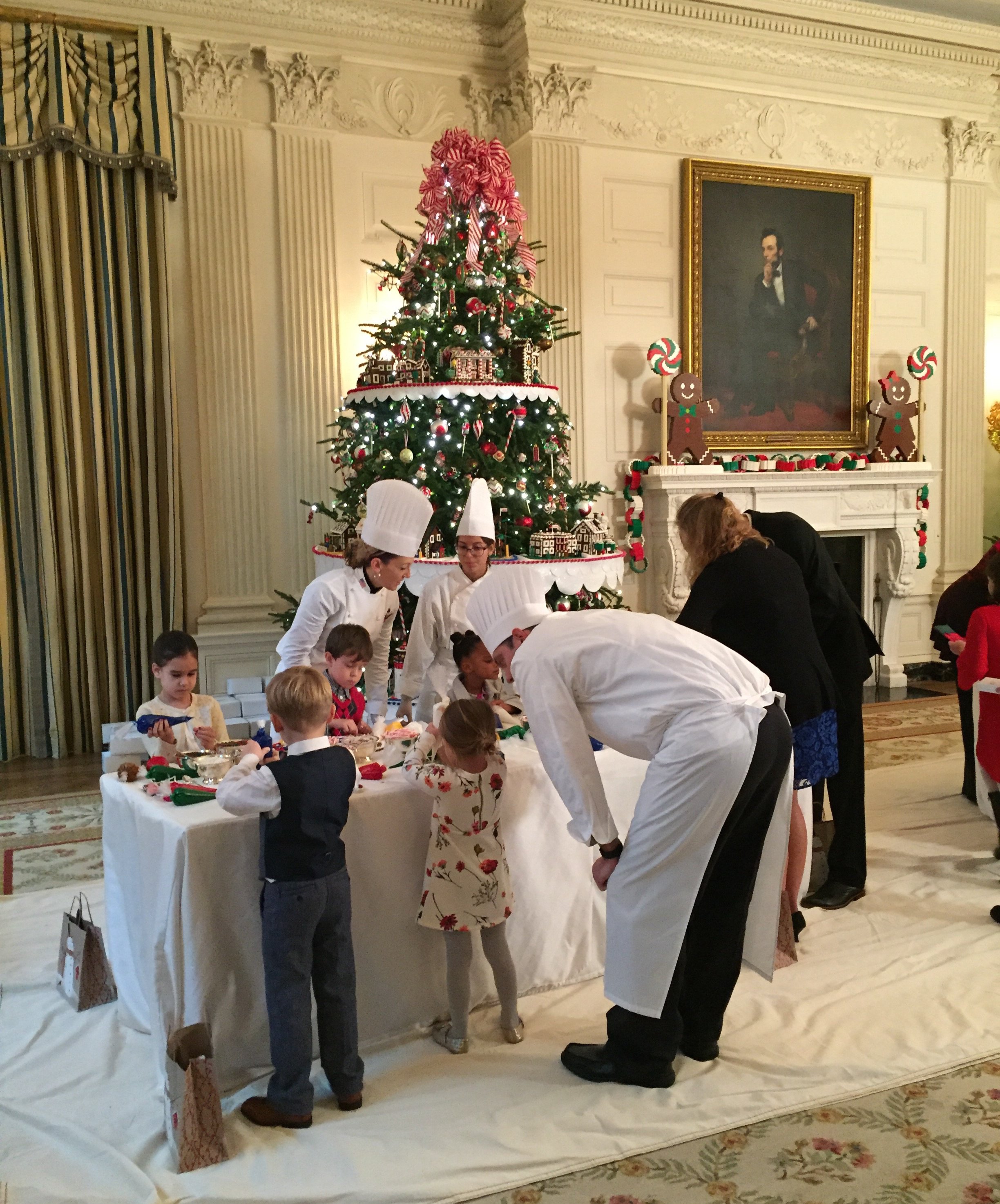 White House Chefs help kids decorate cookies. Photo by Andrea Marks.