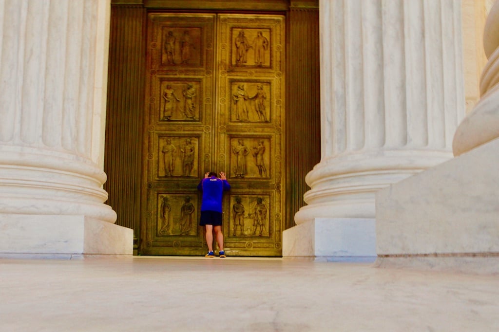 At the doors of the Supreme Court. Photograph by Evy Mages.