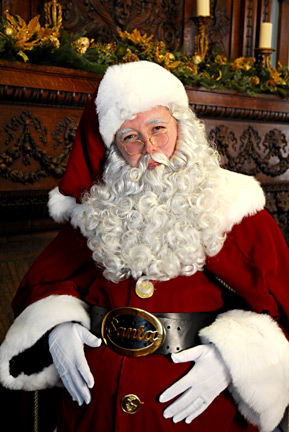 santapictureupclosebythefireplace