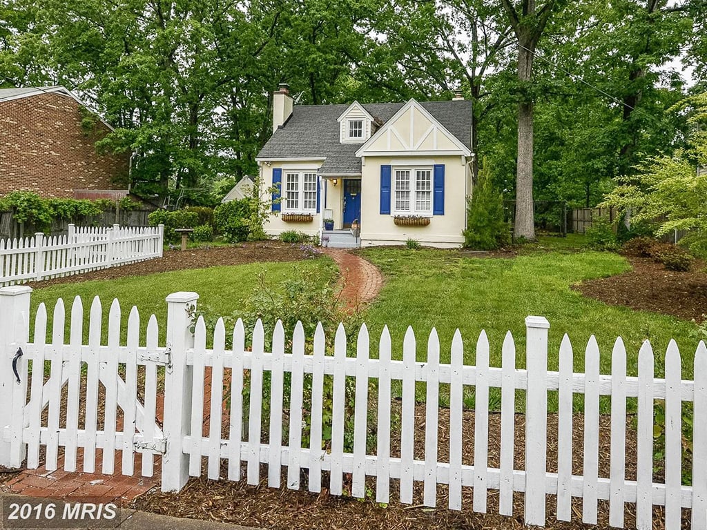 Under 500k: A Tiny Fairytale Cottage in West Alexandria 