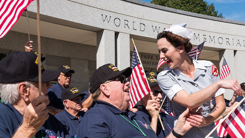 Elderly Veterans Get a Smooch, and a Hearty “Welcome Home” on the Mall