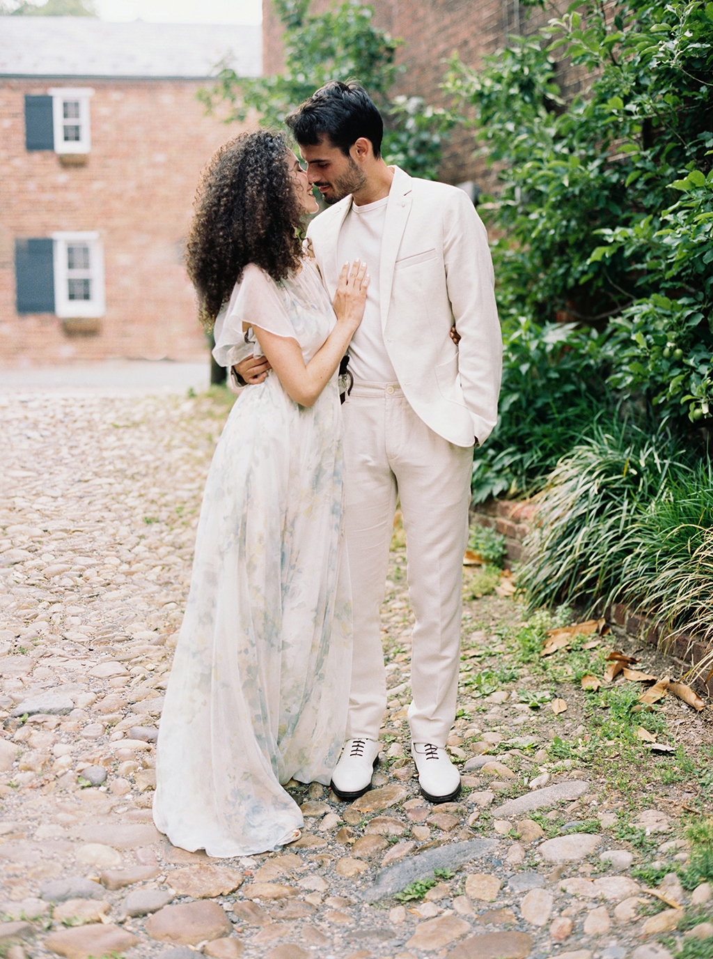 Laura Arana-Castillo Victor Salinas-Furio recreate favorite dates in Old Town Alexandria spring anniversary shoot