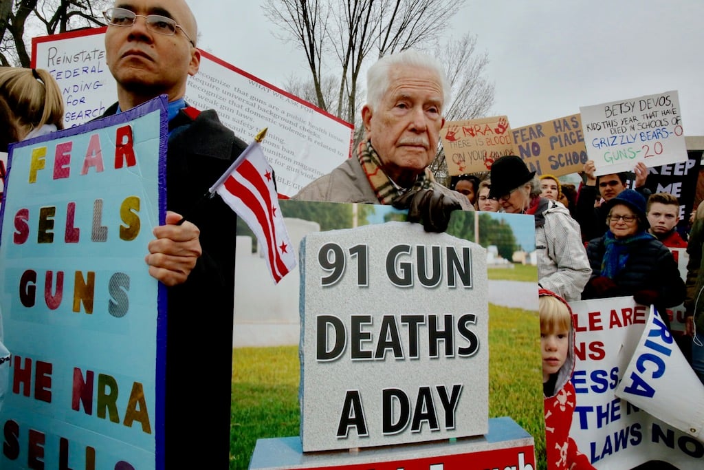 Student protest White House lie in gun laws