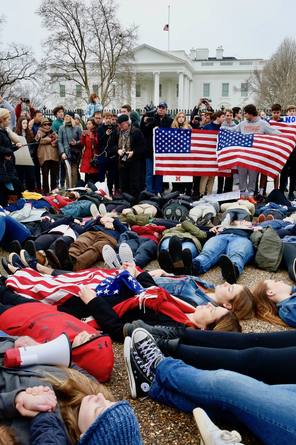 Student protest White House lie in gun laws