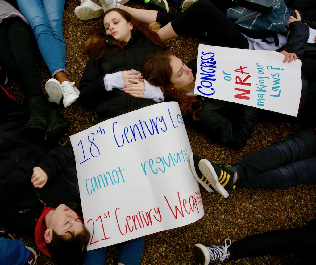 Student protest White House lie in gun laws