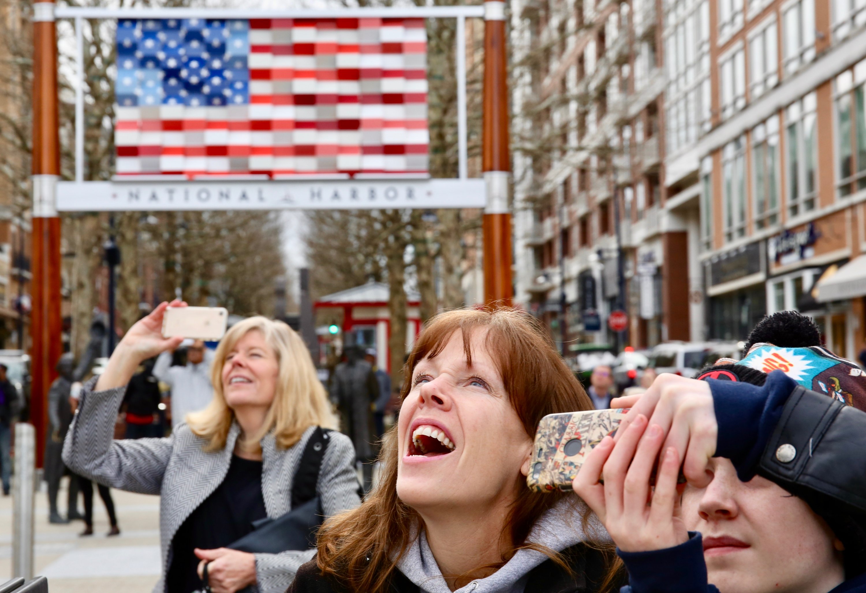 2G1A4448 - Washingtonian Onlookers watch Nik Wallenda's walk. Photo by Evy Mages.
