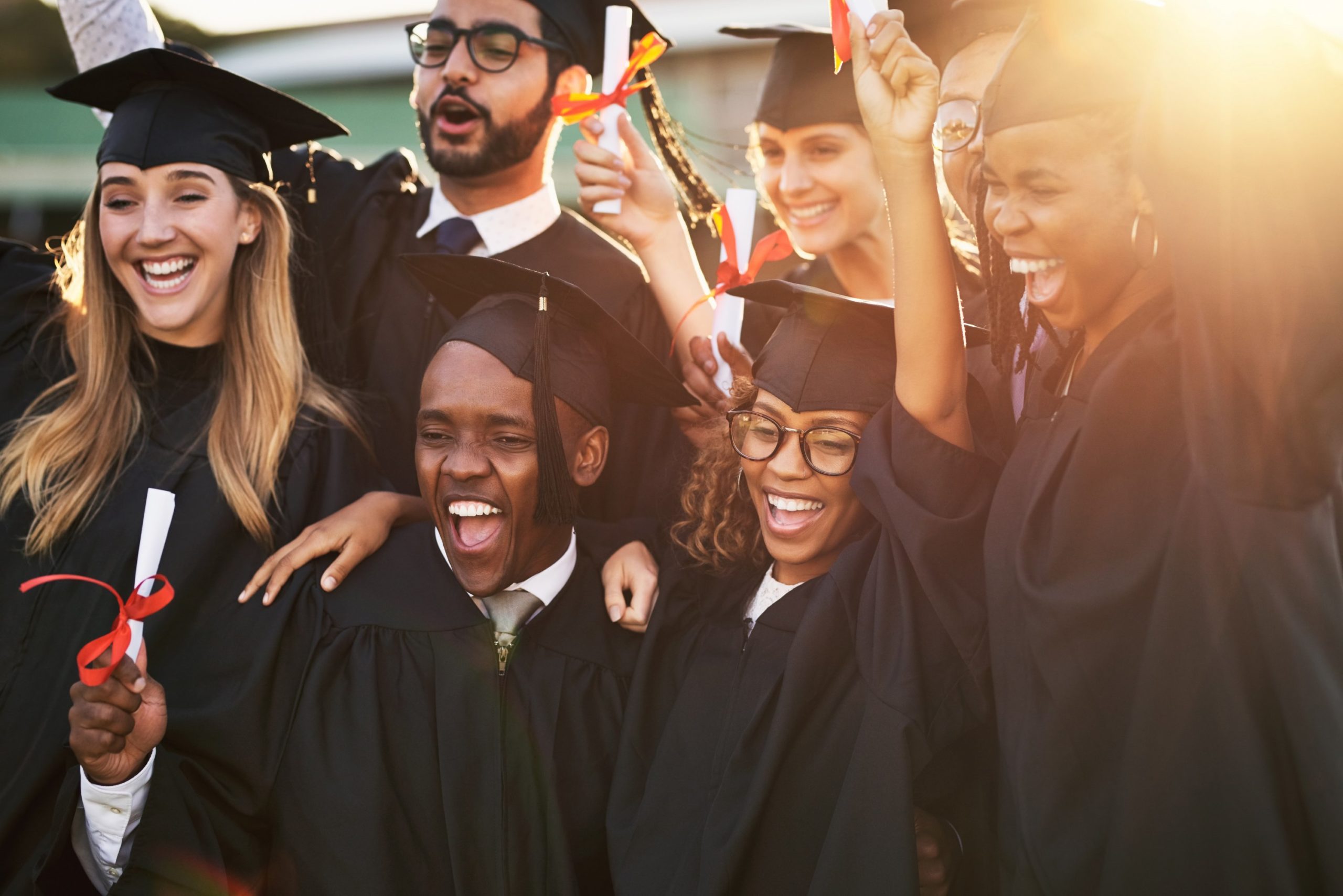 After graduating from the university. Американский выпускной. Американские студенты. Выпускники в Америке. Канадские выпускники.