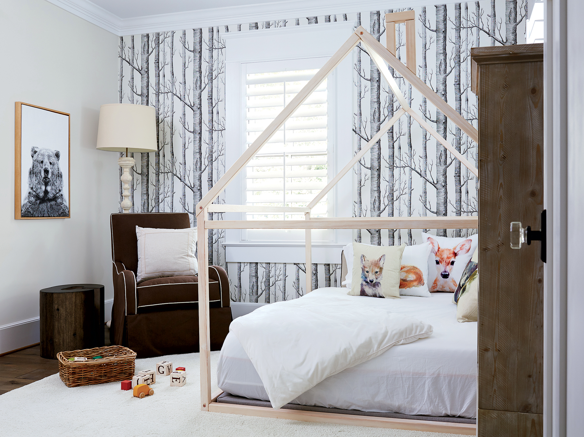 Kristin Peake custom-designed the cabin-shaped bed frame in the little boy’s room above. Photograph by Stacy Zarin Goldberg.