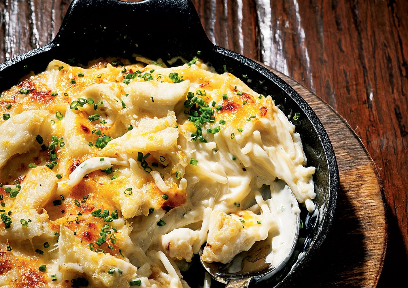 The secret to this mac: plenty of cheddar­—and crab.