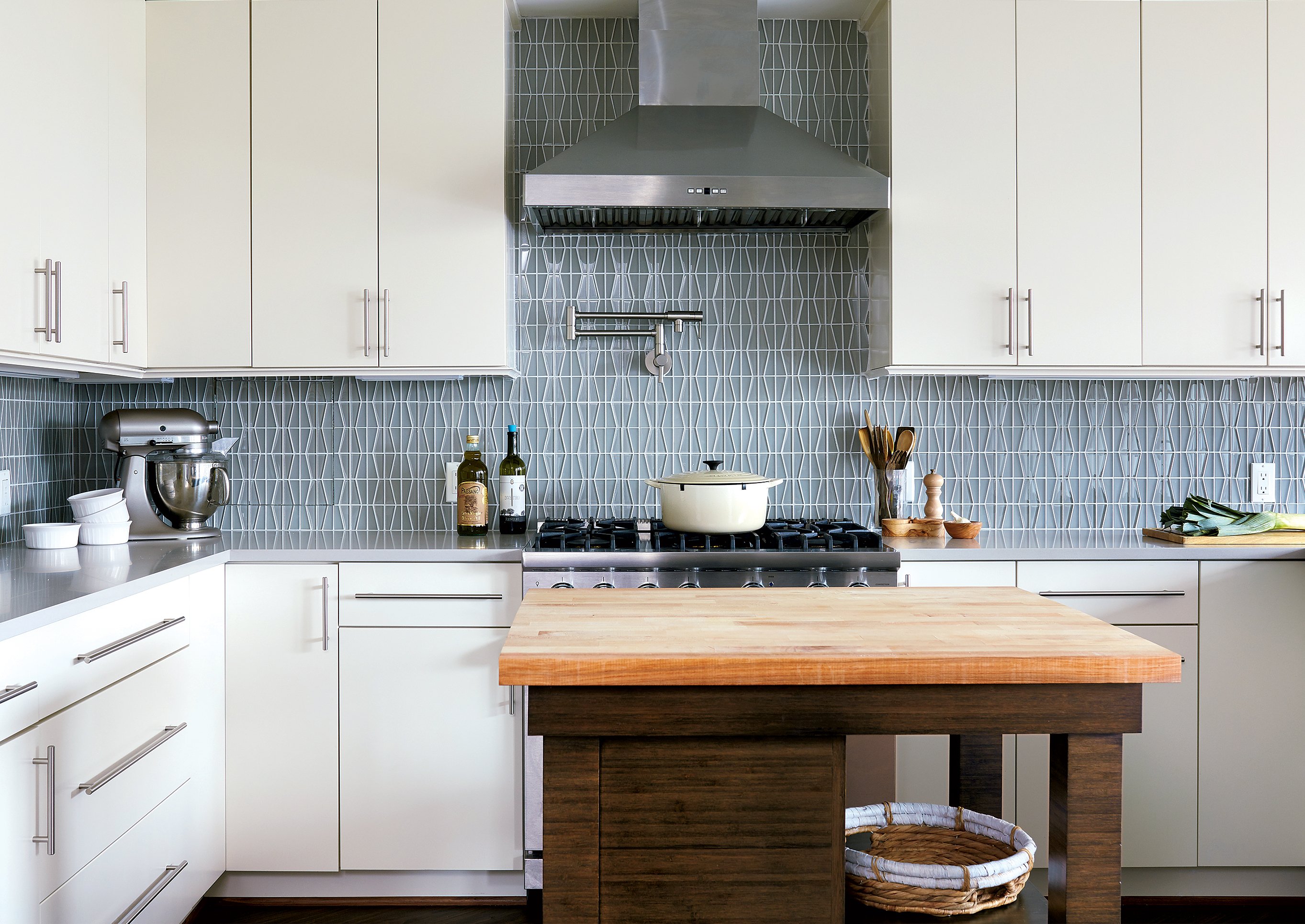 In a nod to the Watergate’s 1960s heyday, the homeowners added subtly groovy touches such as geometric tile in the master bathroom and on the kitchen backsplash. Photograph by Stacy Zarin Goldberg.