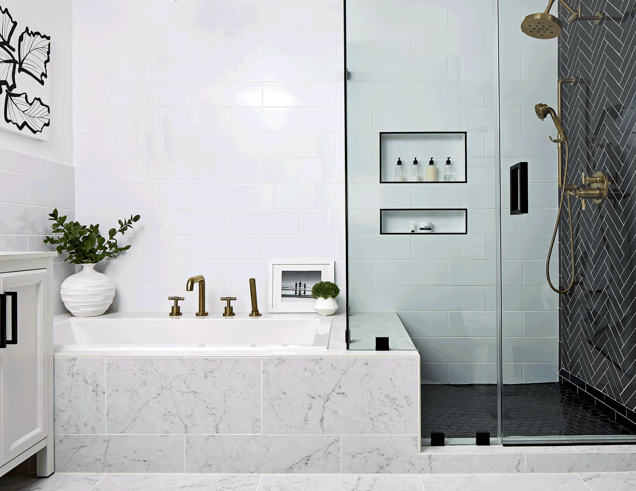 Simple Black And White Bathroom 