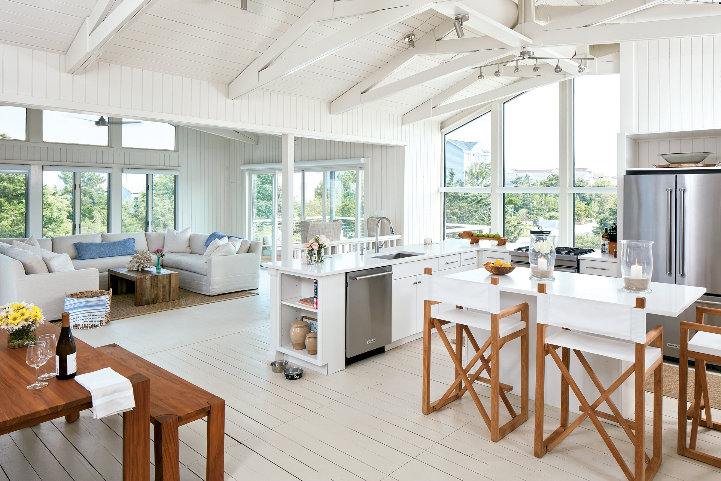 Builder Marnie Oursler heightened the beachy feel with a bright-white palette. Photograph by by Dana Hof.