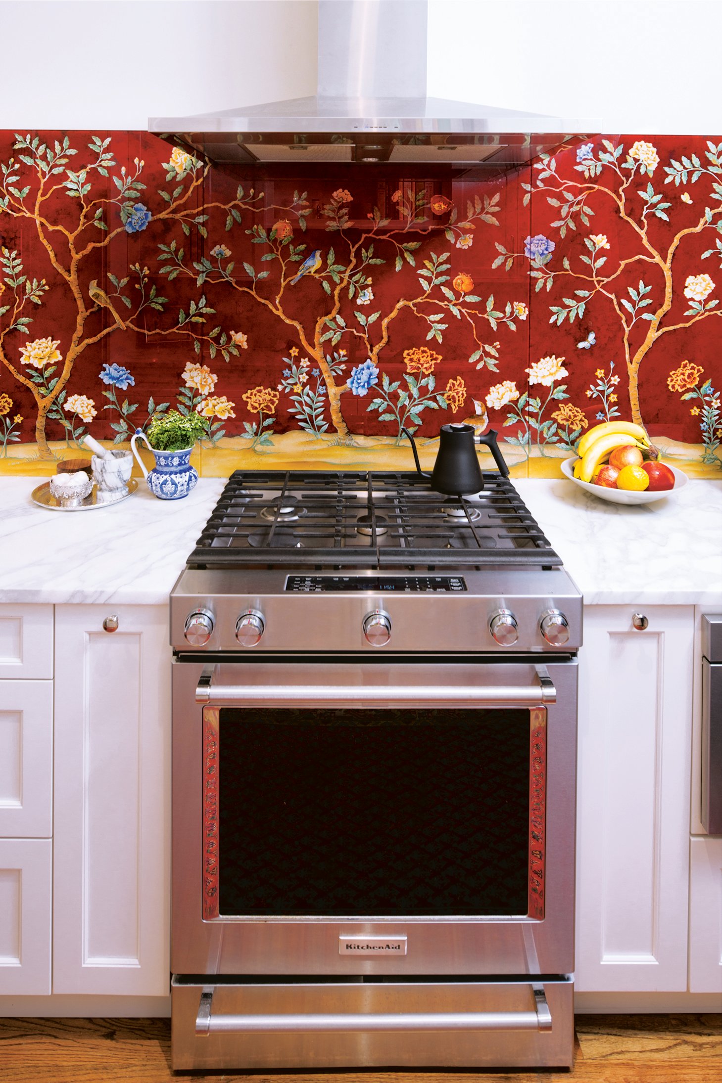 Homeowner and designer Annie Eliott commissioned a backsplash depicting Mid-Atlantic birds and flowers. Photograph by Jenn Verrier Photography.