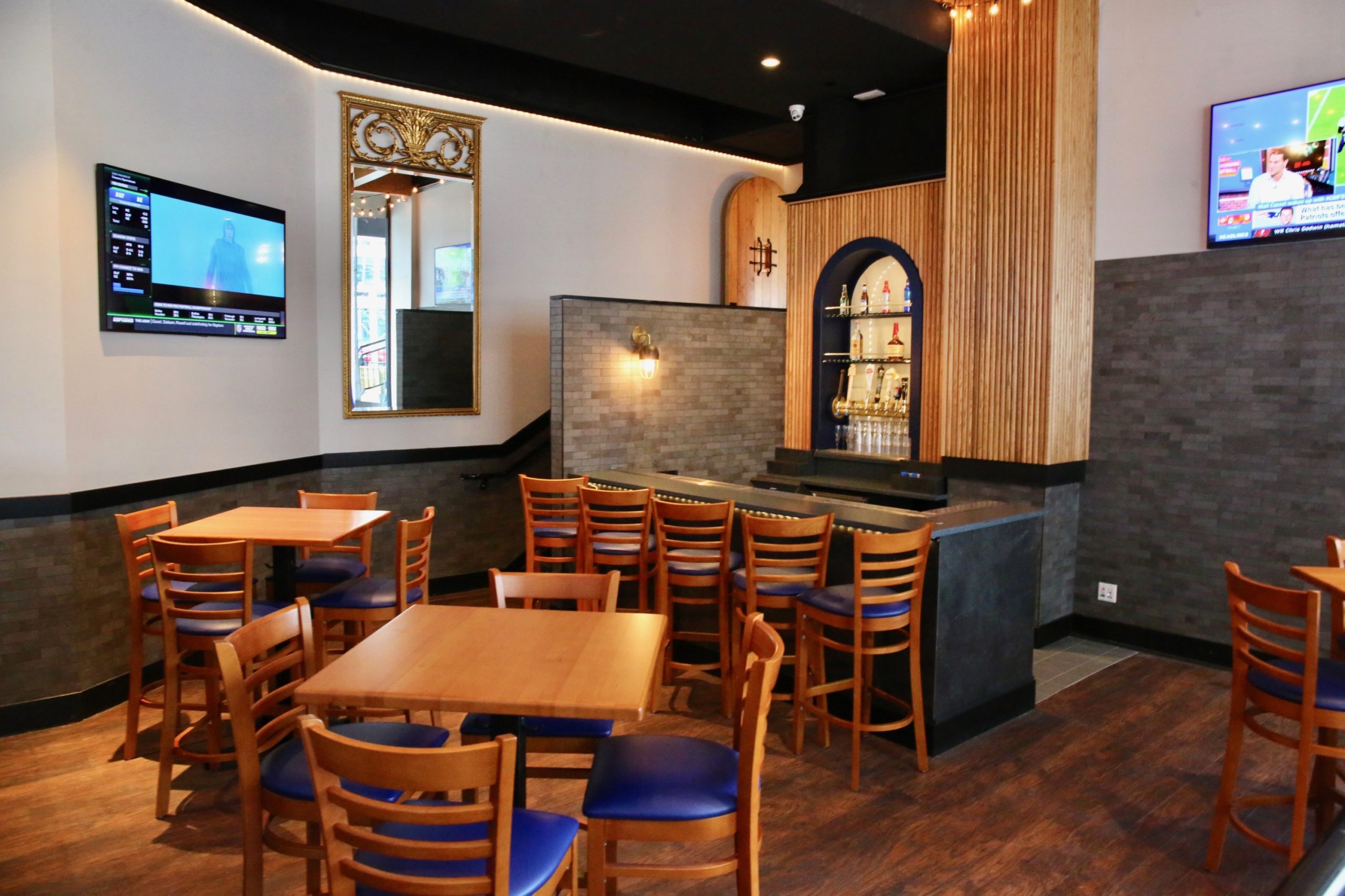3D5A9470 - Washingtonian A private event space has its own bar and outdoor area. Photo by Evy Mages.