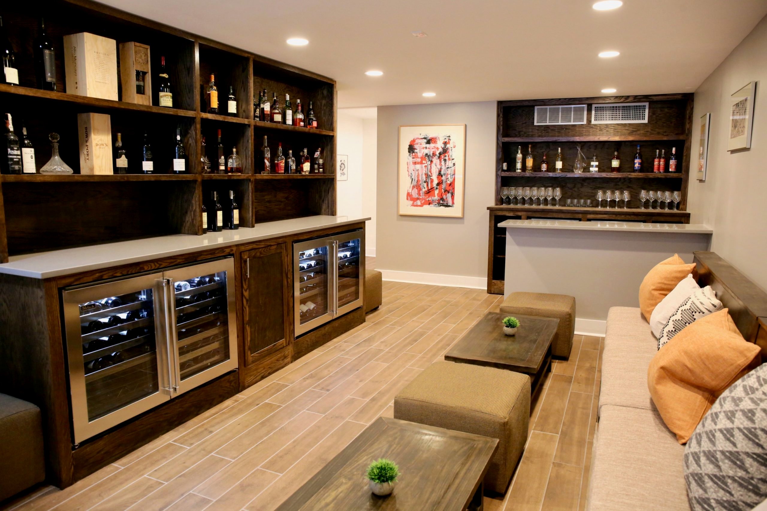 Guests unwind in the mezzanine lounge before dinner. Photo by Evy Mages.