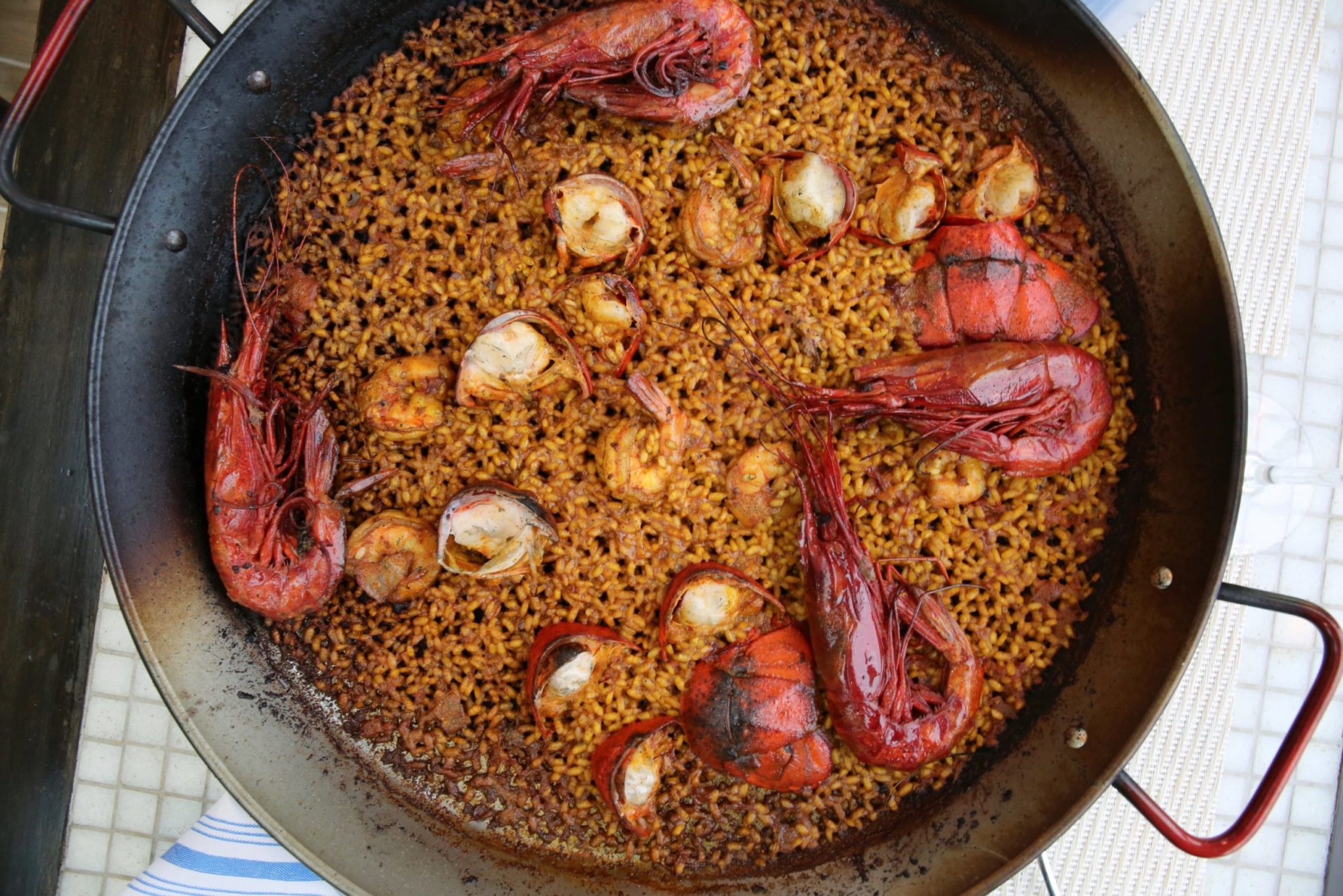 The Dénia-style paella with lobster and red prawn. Photo by Evy Mages.