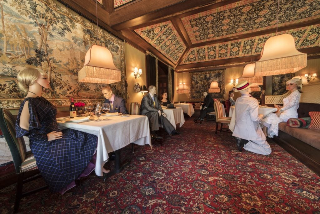 Un restaurante en Virginia planea llenar las mesas vacías con maniquíes para mantener el distanciamiento social Inn at Little Washington Will Reopen Soon with Dining Room Mannequins
