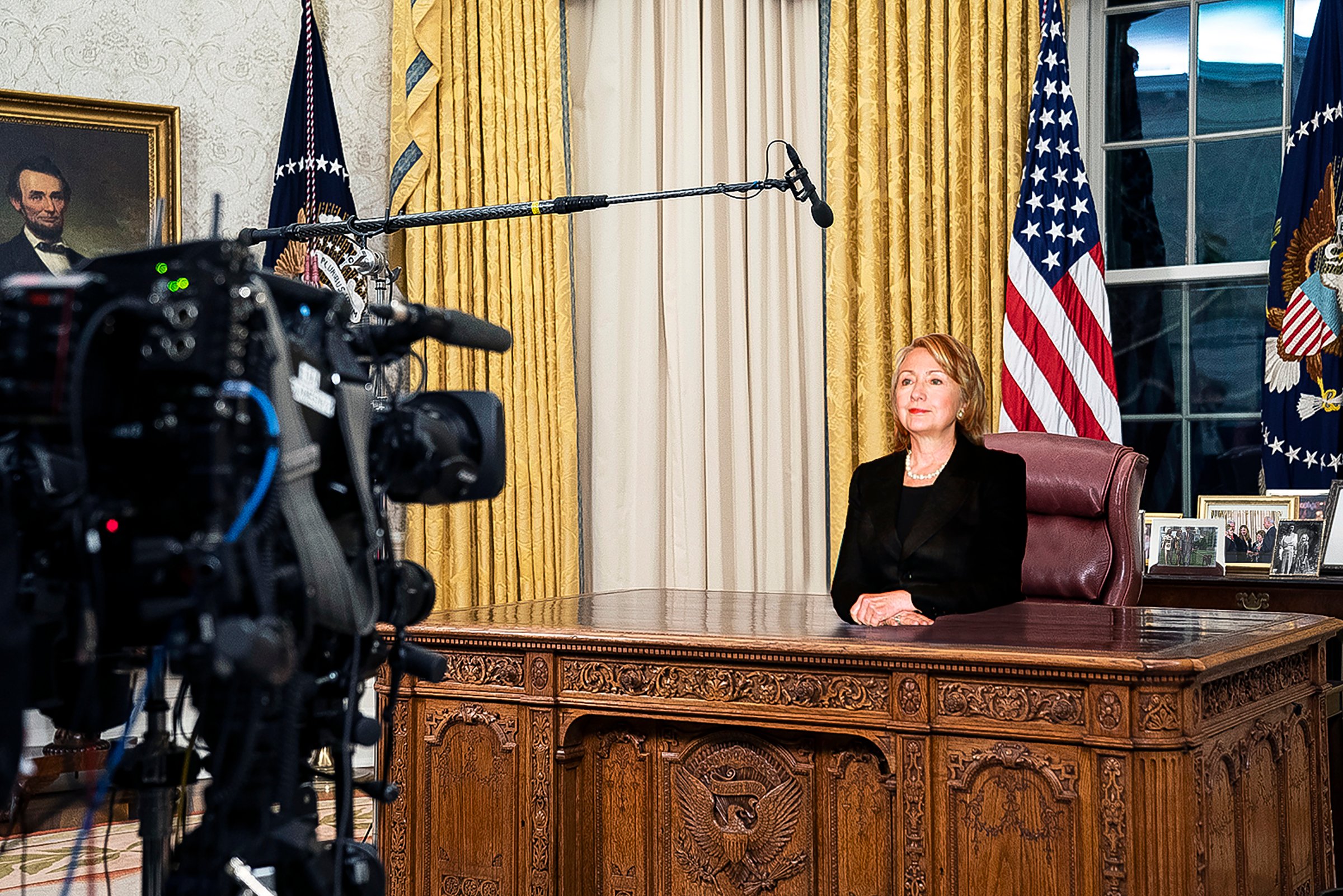 FEATURED HillaryResoluteDesk - Washingtonian