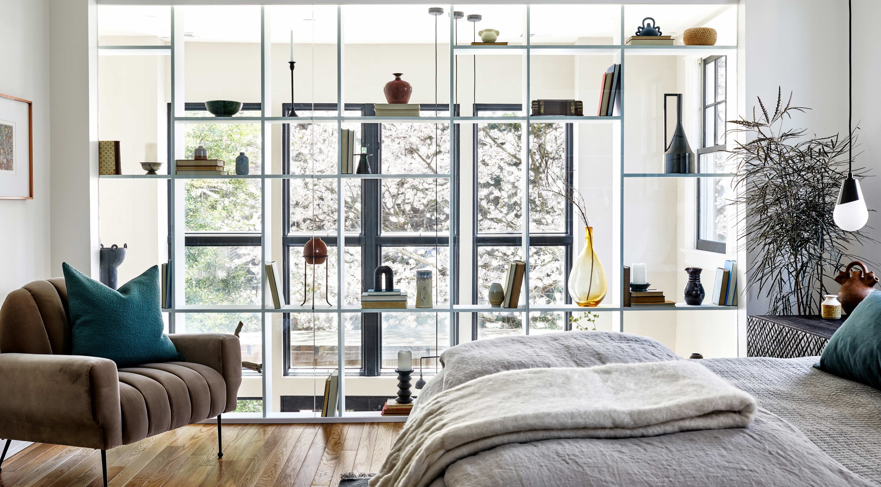 This DC Rowhouse Renovation Includes Dramatic Built-in Shelving and a Blue Kitchen - Vimarsana News