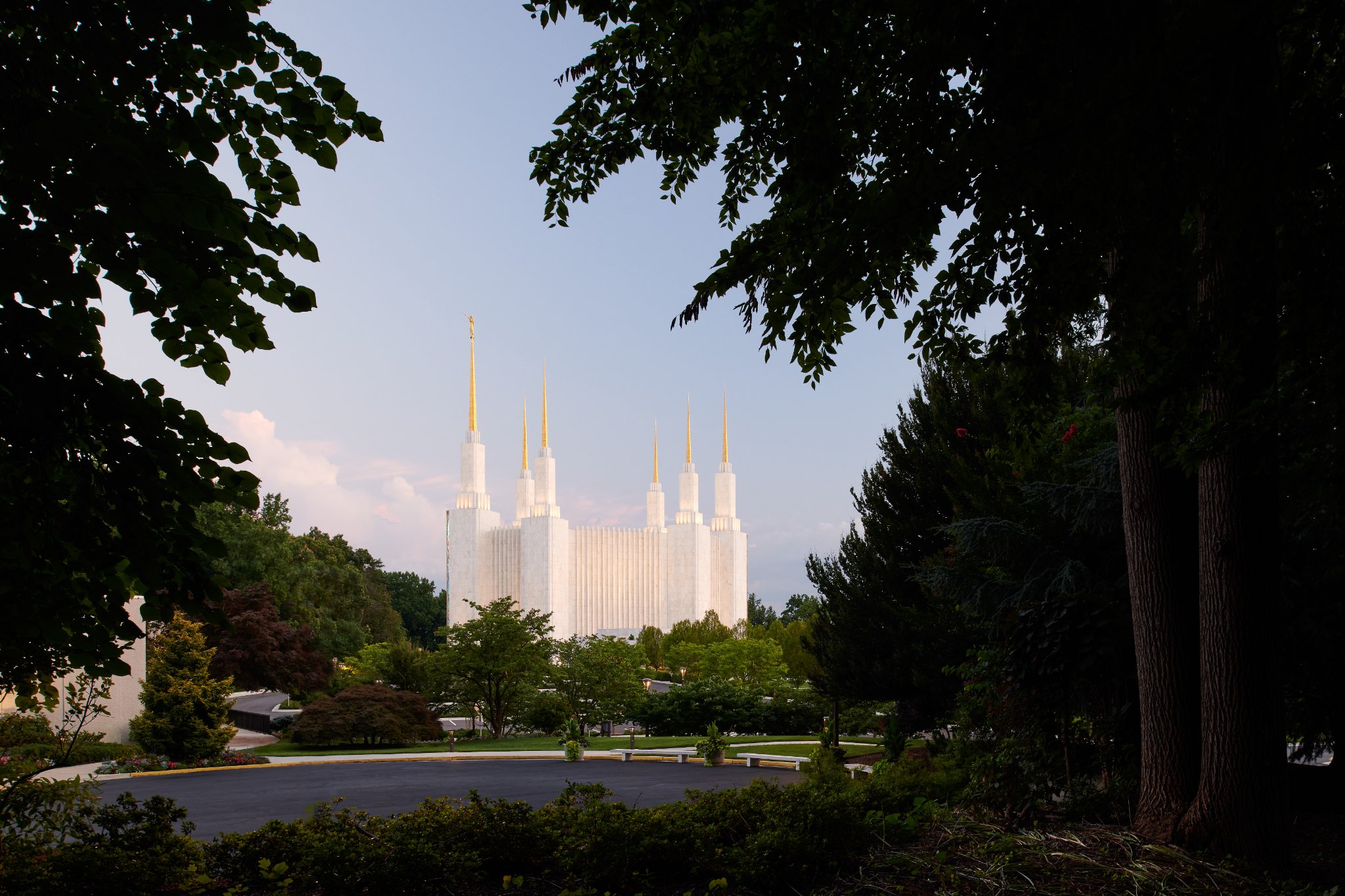 Exterior photo of Mormon temple in Kensington, Maryland