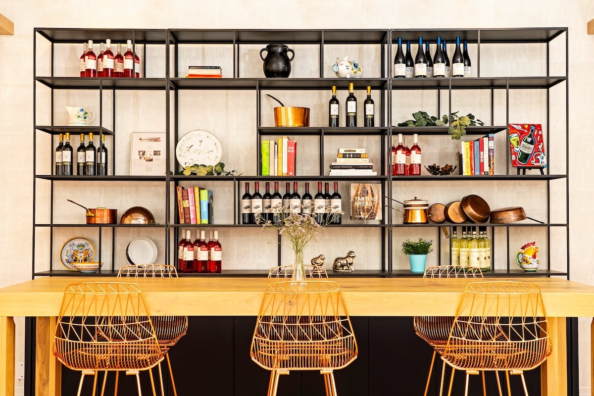Piccolina_Interior Communal High Top_Horizontal_Credit Scott Suchman - Washingtonian