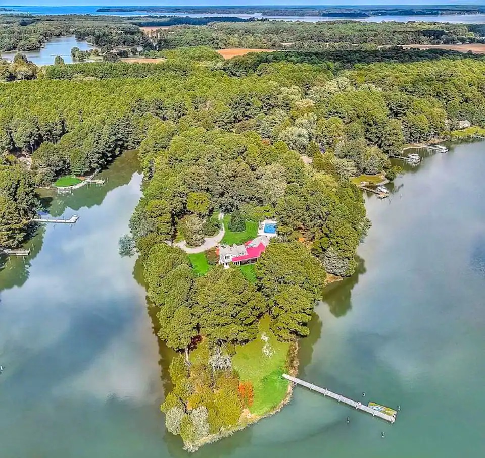best Airbnbs with pools in the DC area