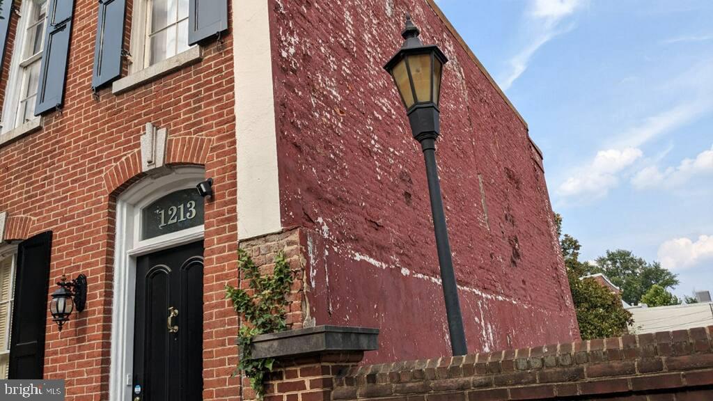 That $50K Wall for Sale in Georgetown? Neighbors Say It's Nearing Collapse. - Vimarsana News
