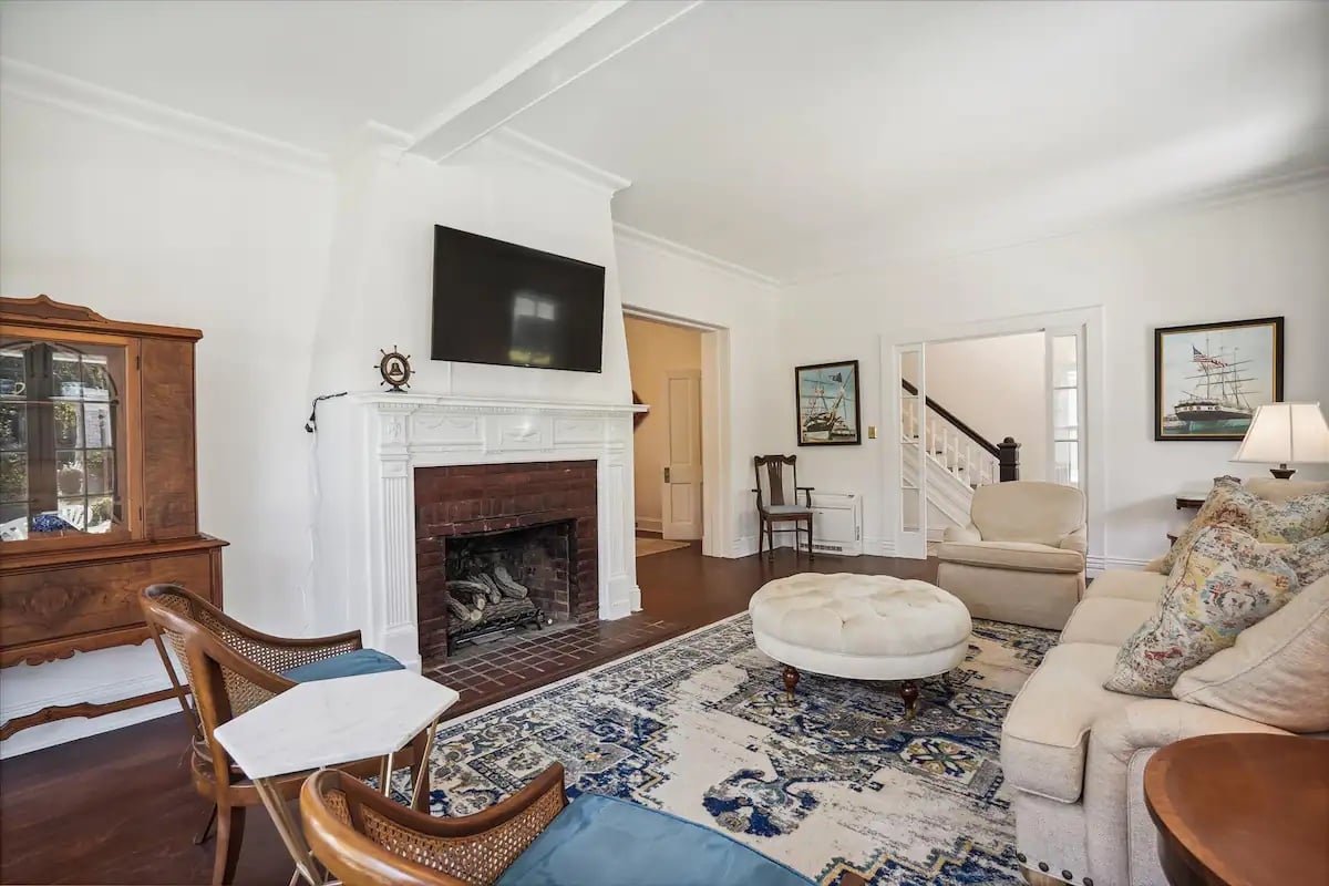 five-bedroom Camrbidge home - Washingtonian last-minute Labor Day rental