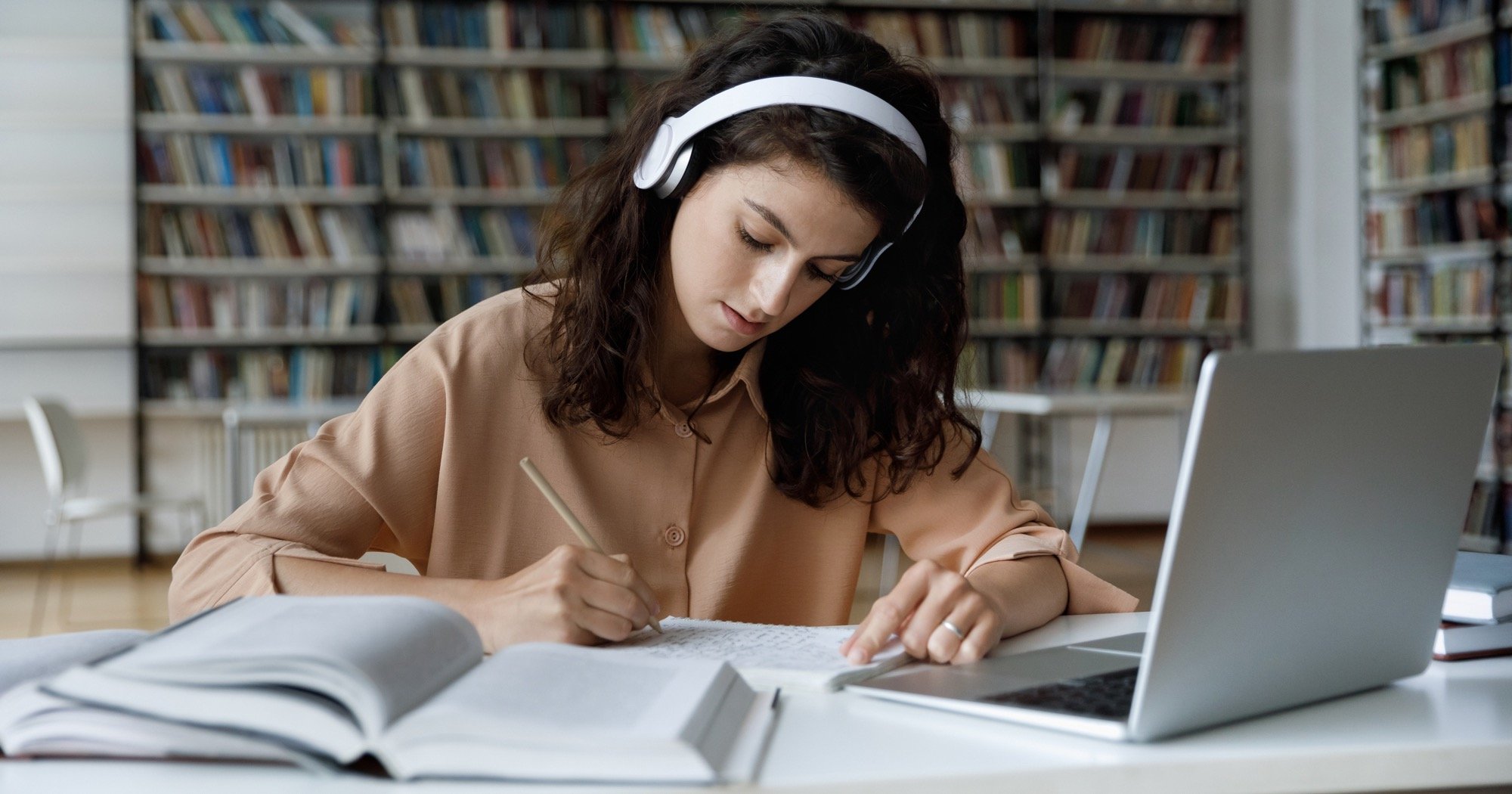 Virtual writing. Девушка студентка в наушниках.